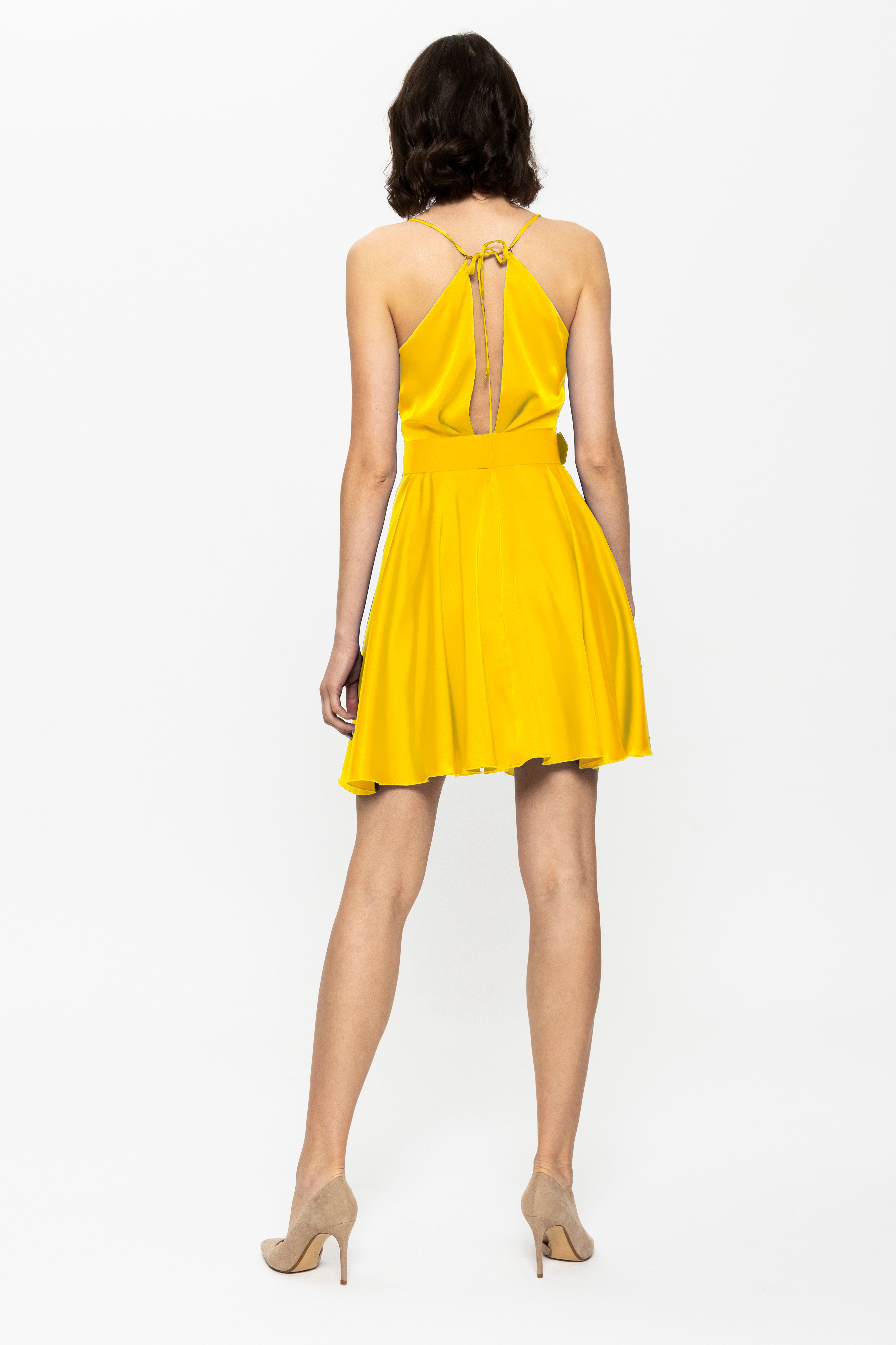 Sukienka mini satynowa w kolorze żółtym