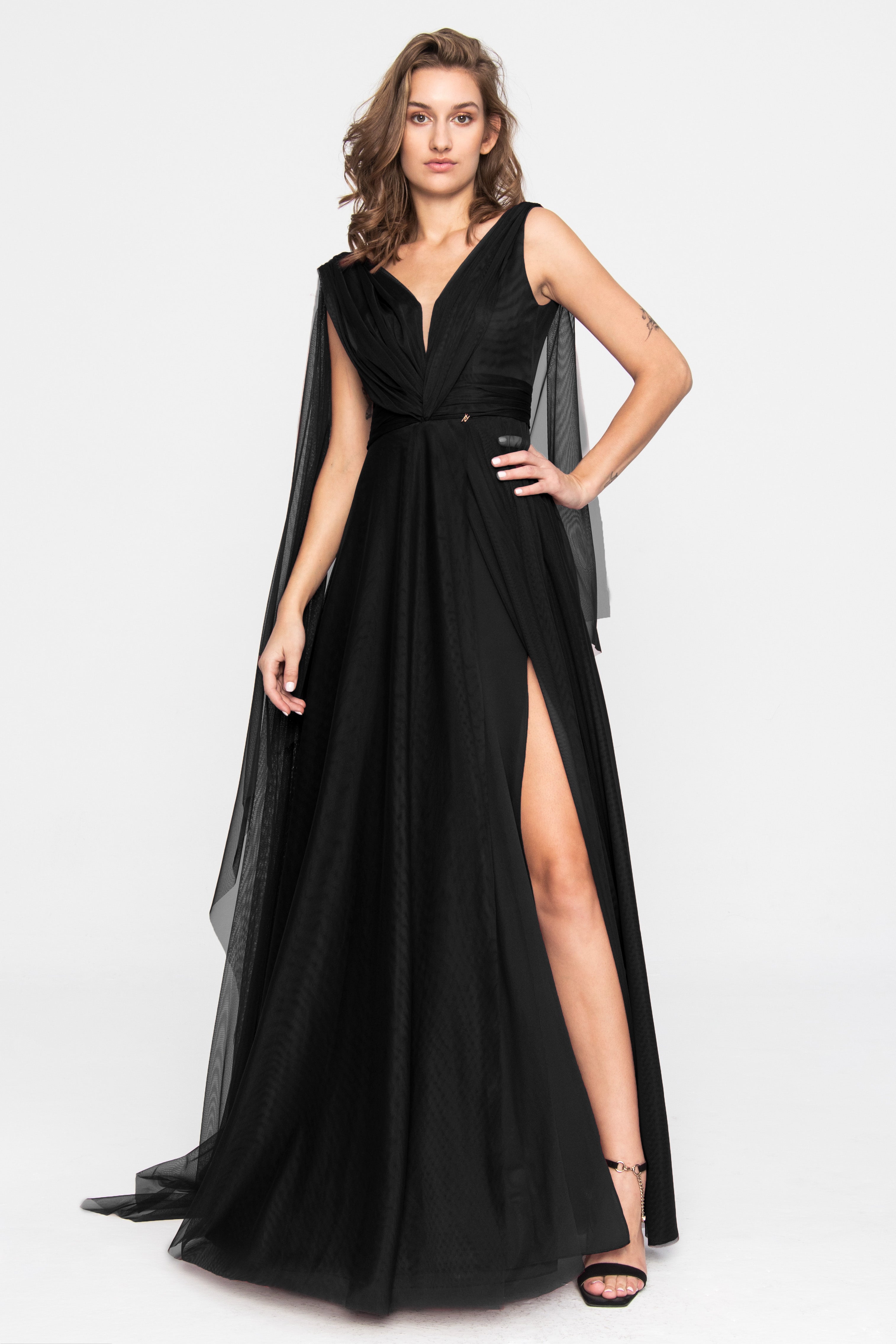 Tiulowa suknia wieczorowa z terakoty w kolorze czarnym