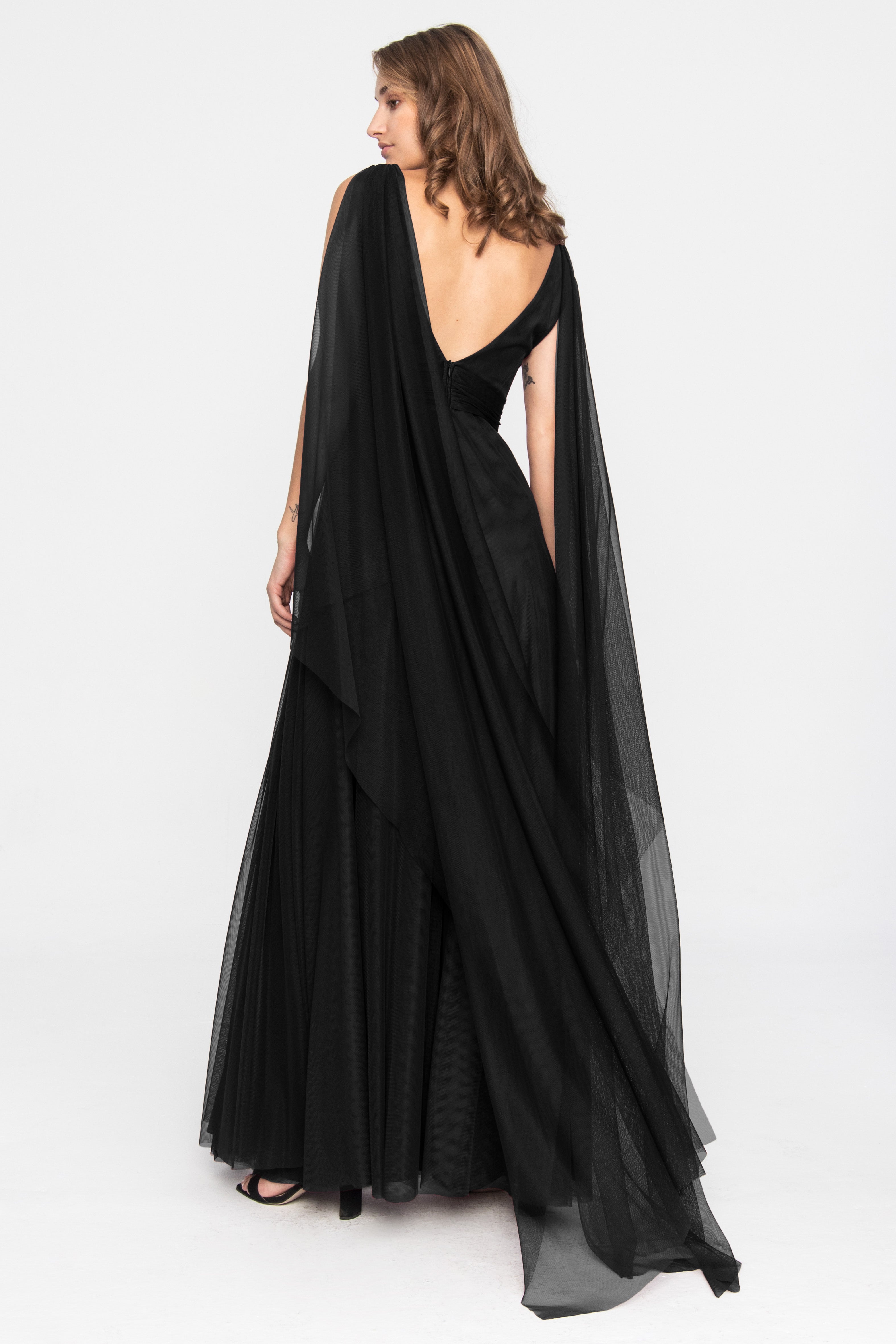 Tiulowa suknia wieczorowa z terakoty w kolorze czarnym