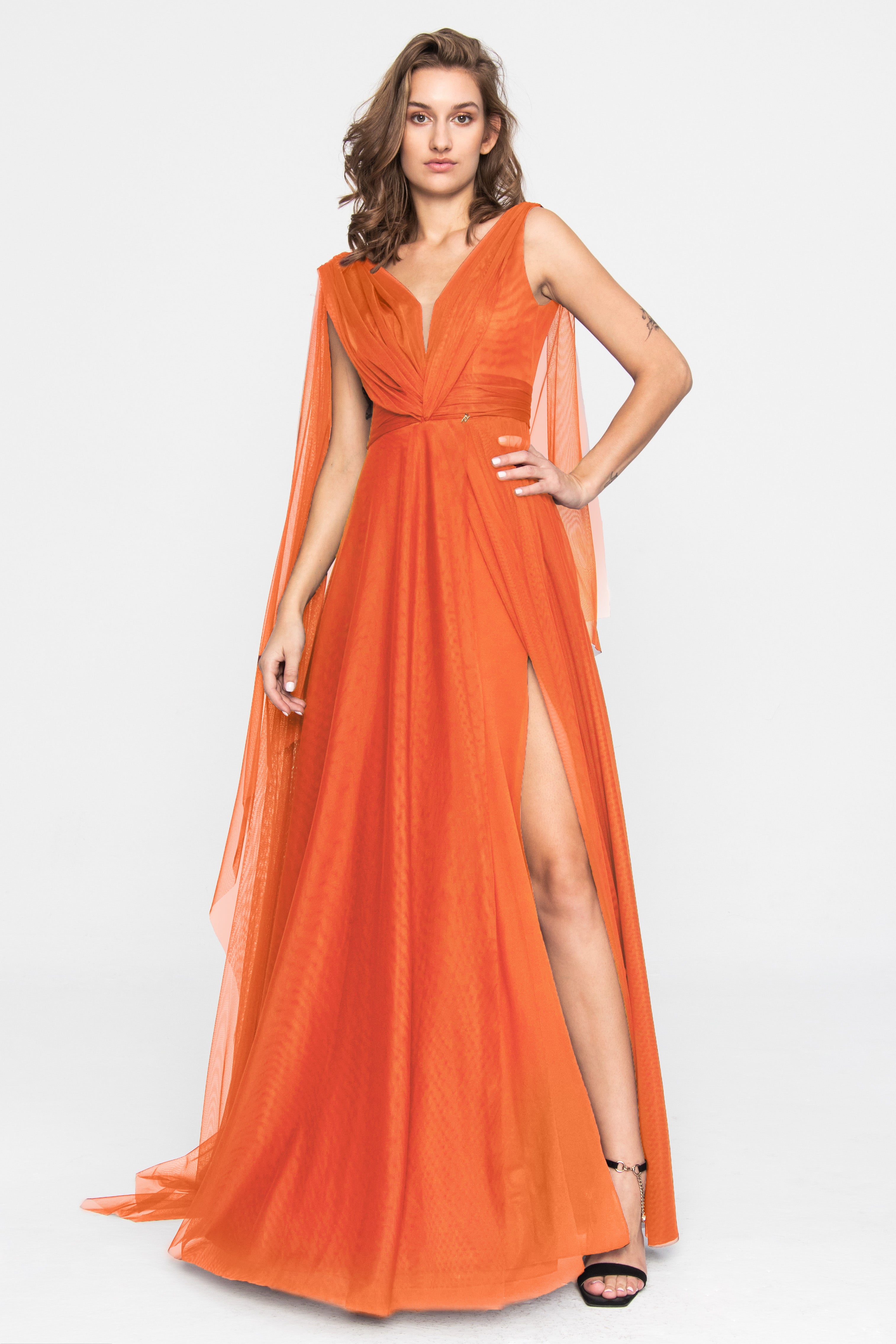 Tiulowa suknia wieczorowa z terakoty w kolorze pomarańczowym