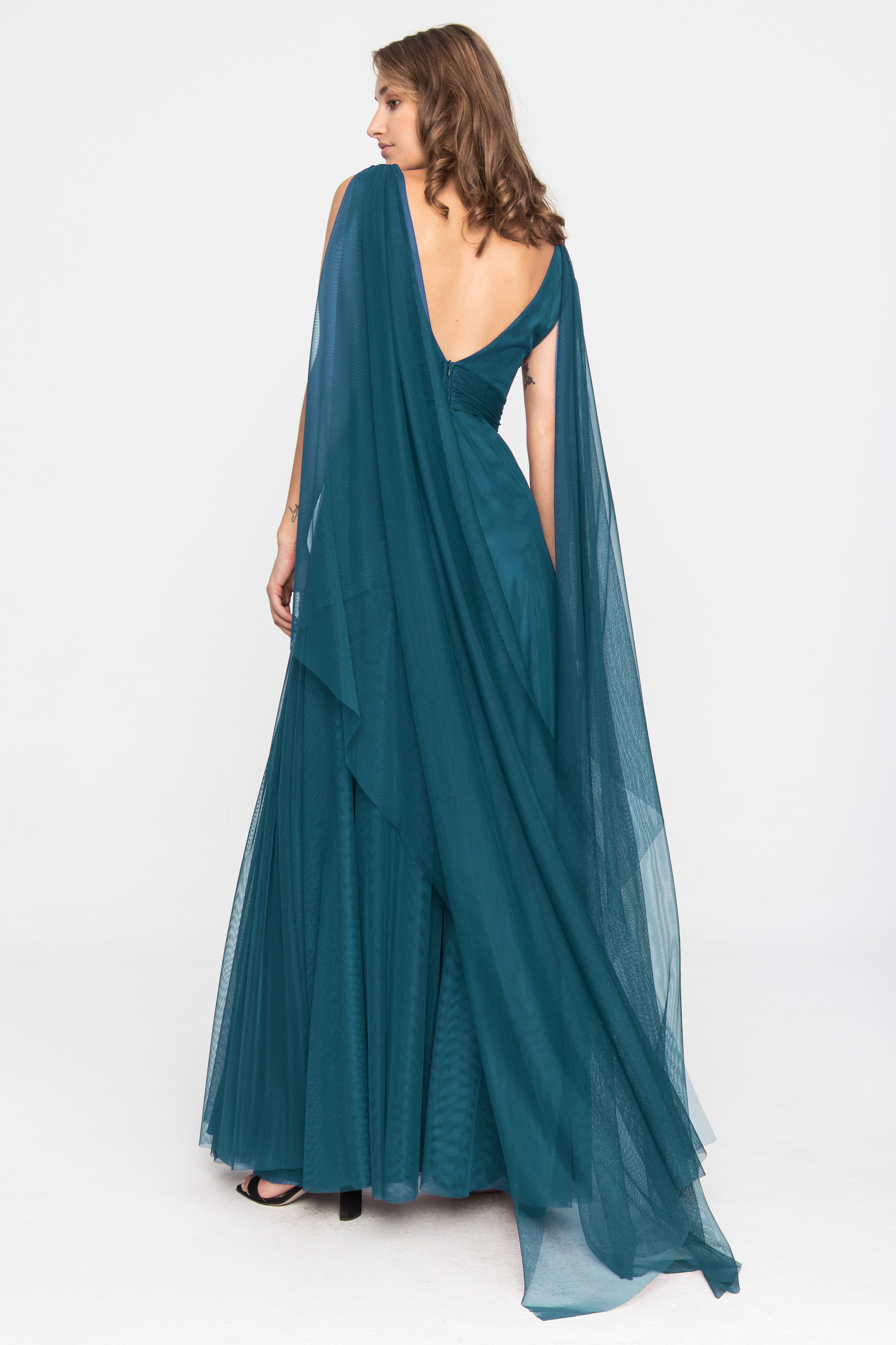 Tiulowa suknia wieczorowa z terakoty w kolorze benzynowego błękitu