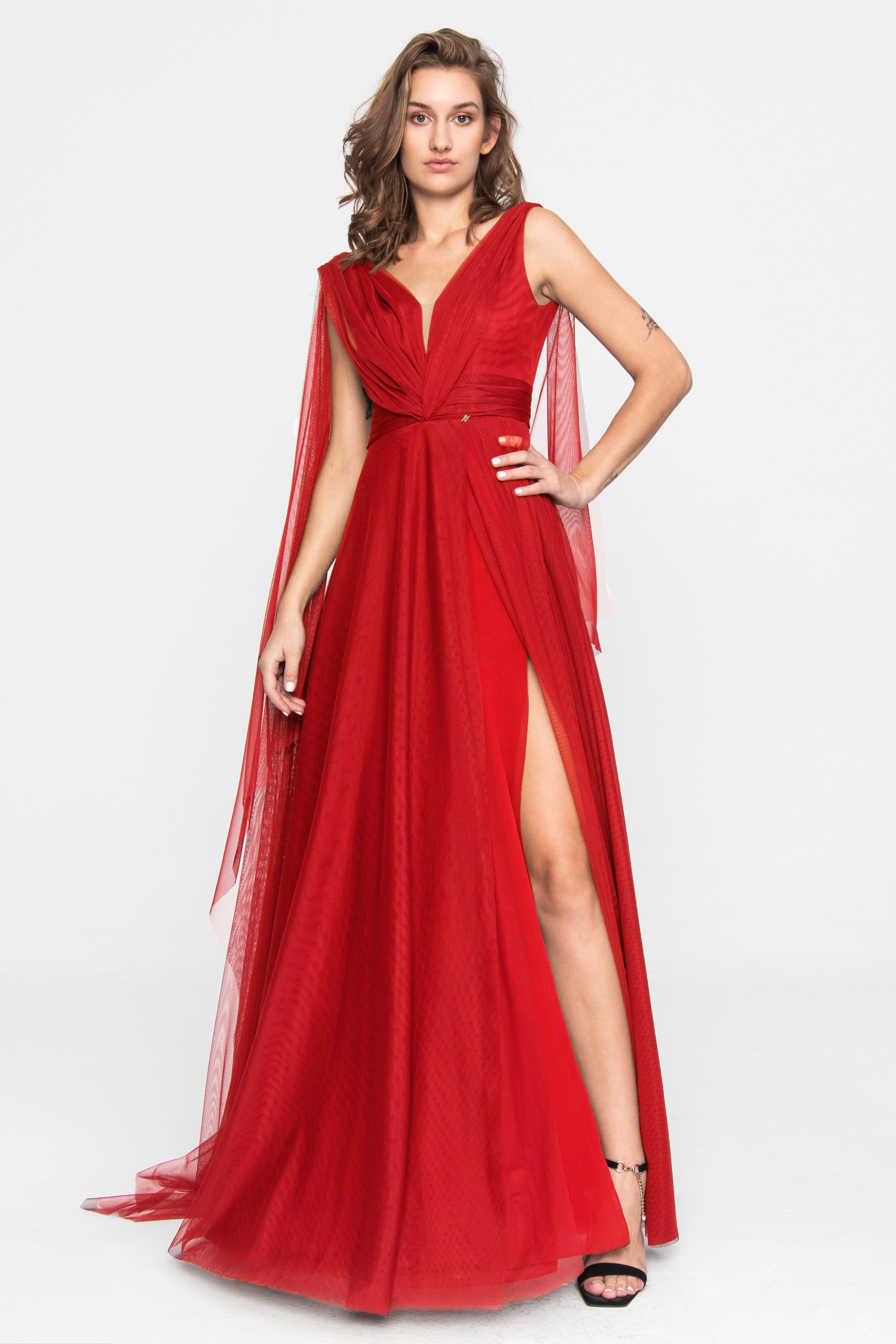 Tiulowa suknia wieczorowa z terakoty w kolorze czerwonym