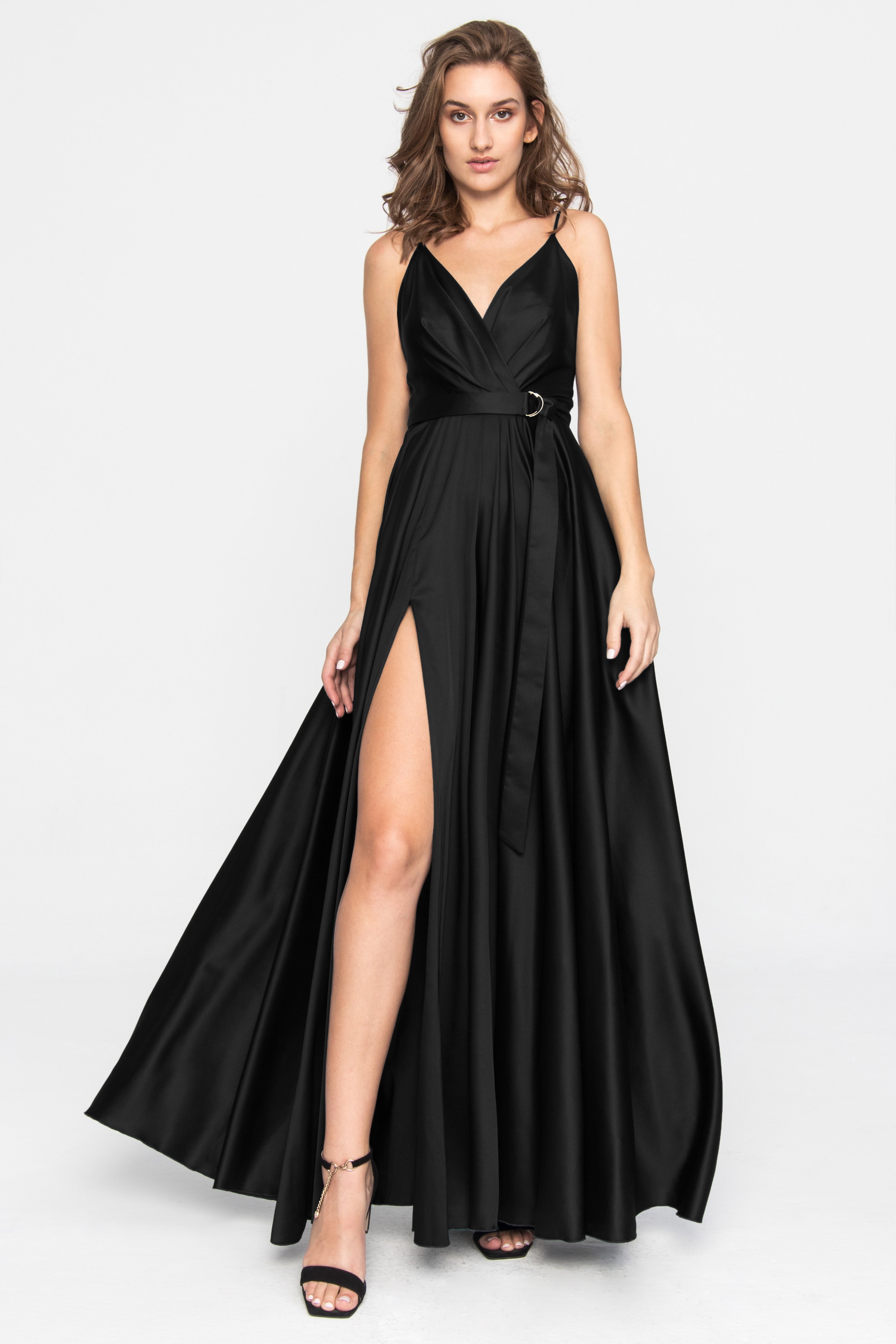 Satynowa długa sukienka w kolorze czarnym