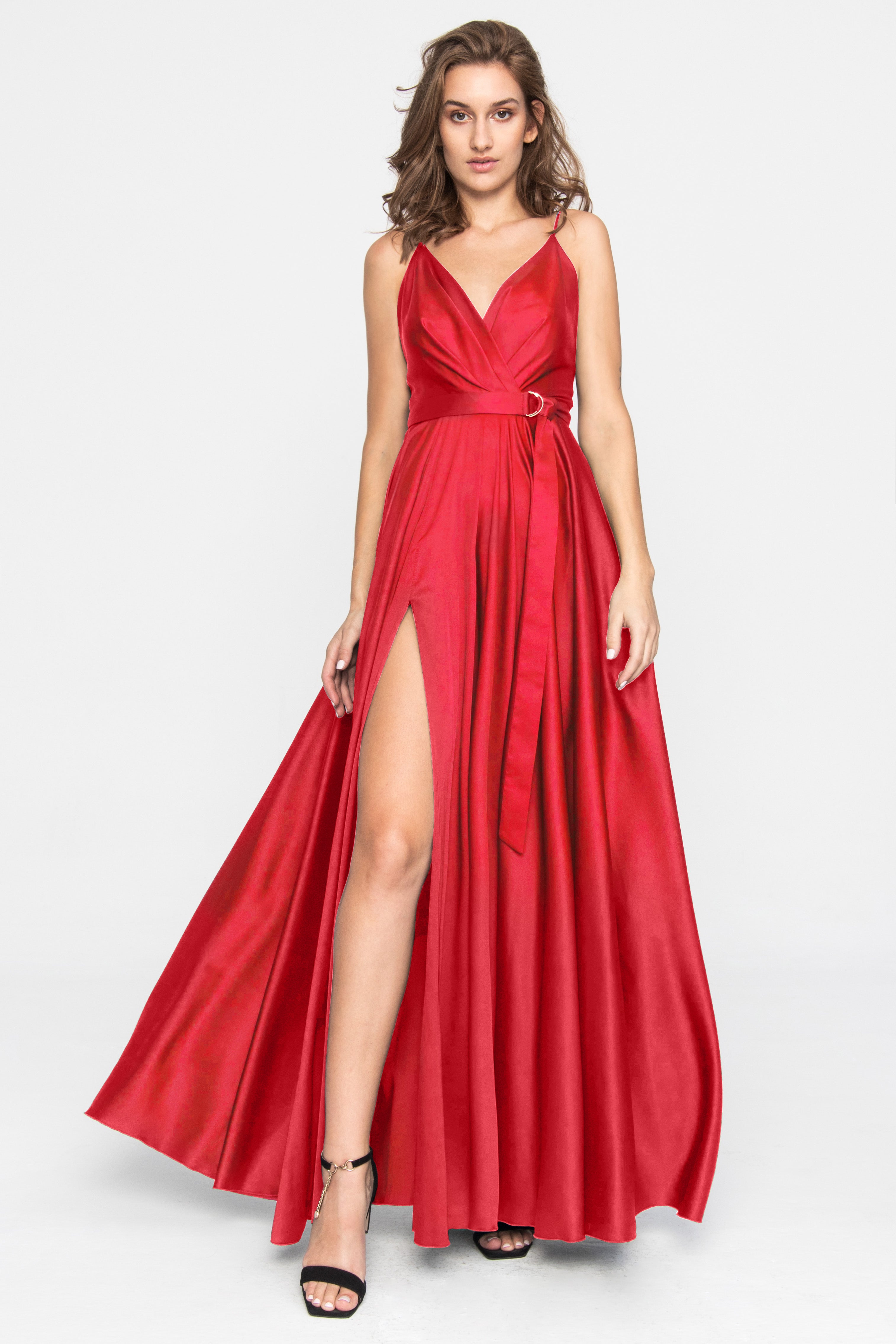 Satynowa długa sukienka w kolorze czerwonym