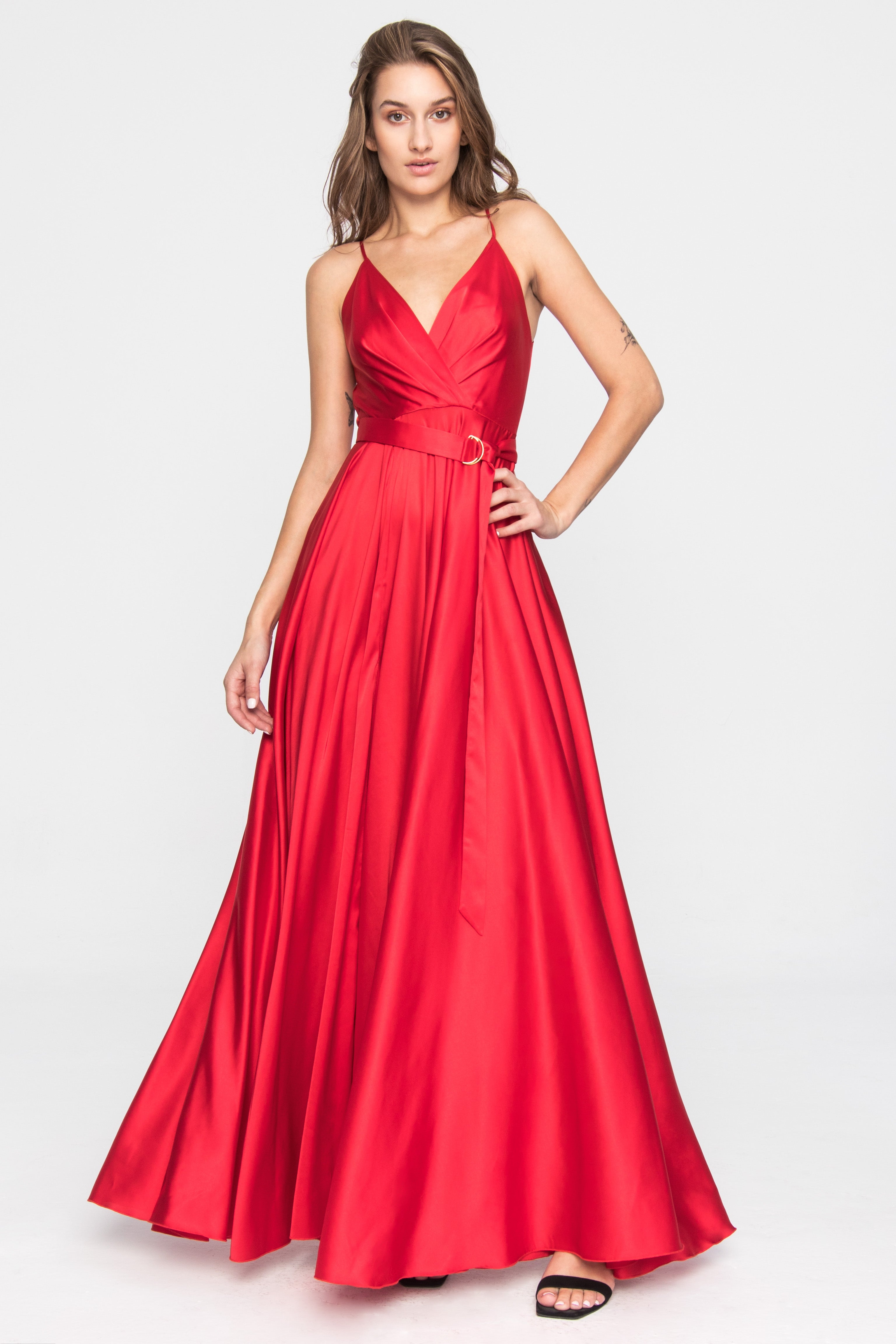Satynowa długa sukienka wiązana z tyłu czerwona