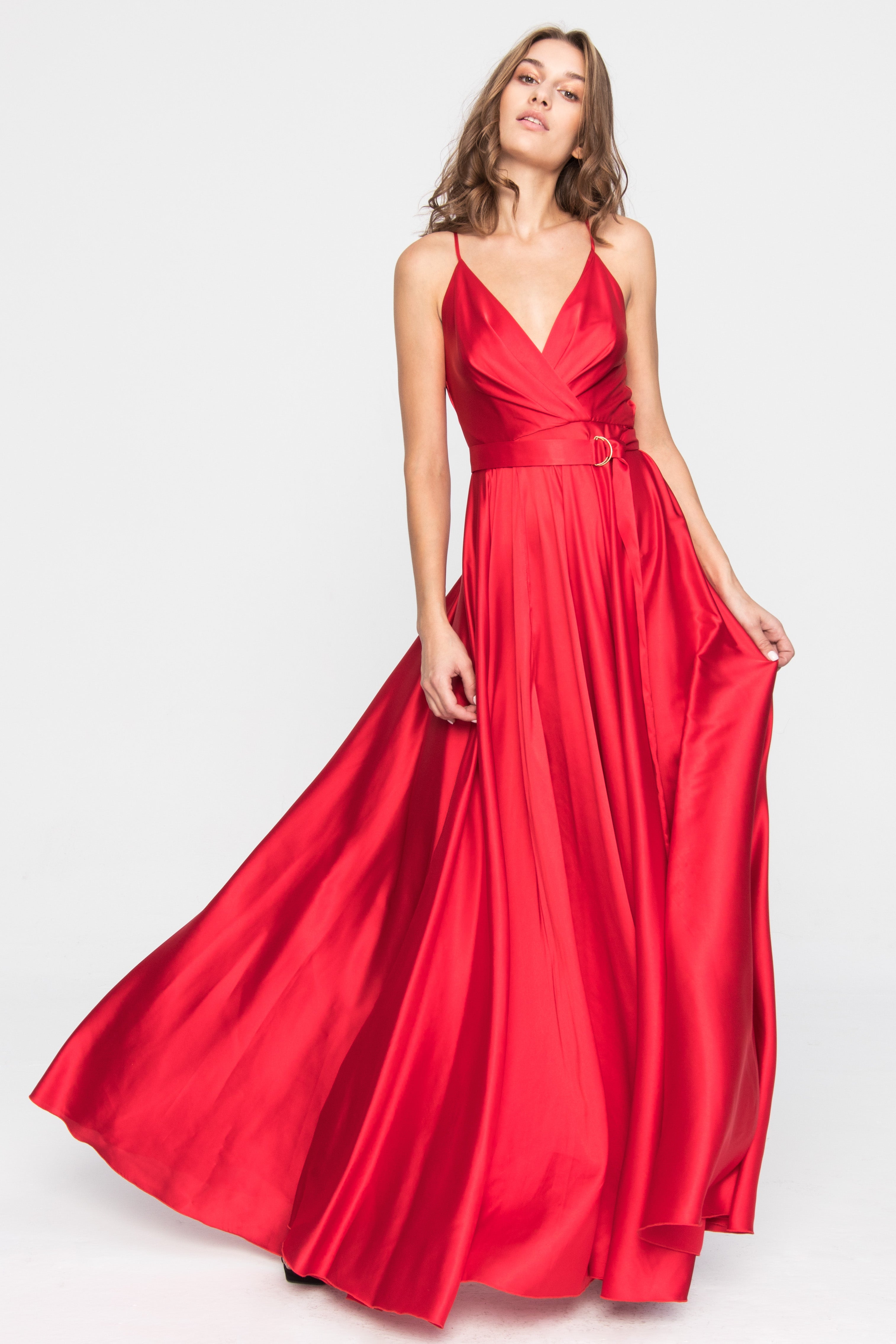 Satynowa długa sukienka wiązana z tyłu czerwona