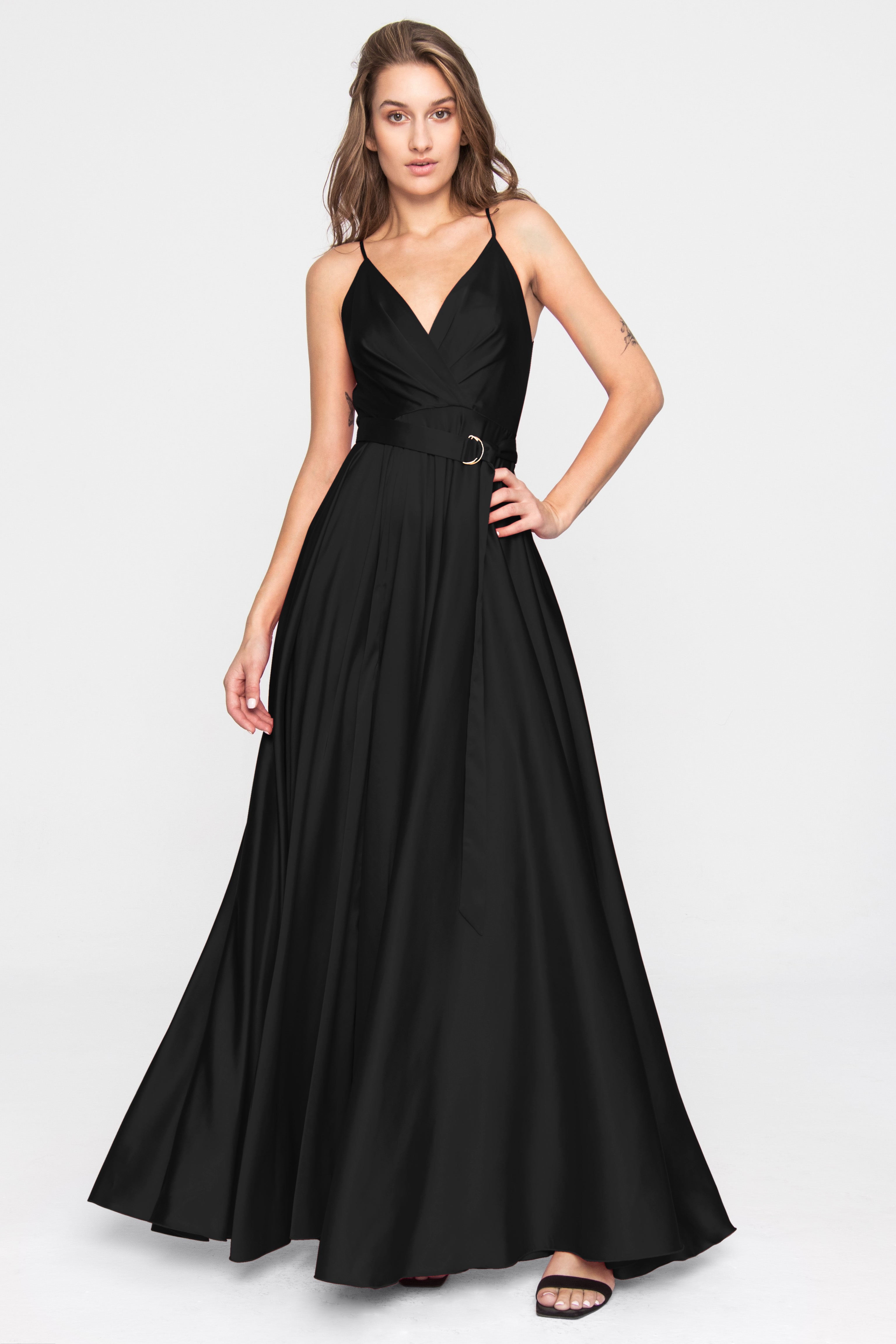 Satynowa długa sukienka wiązana z tyłu czarna