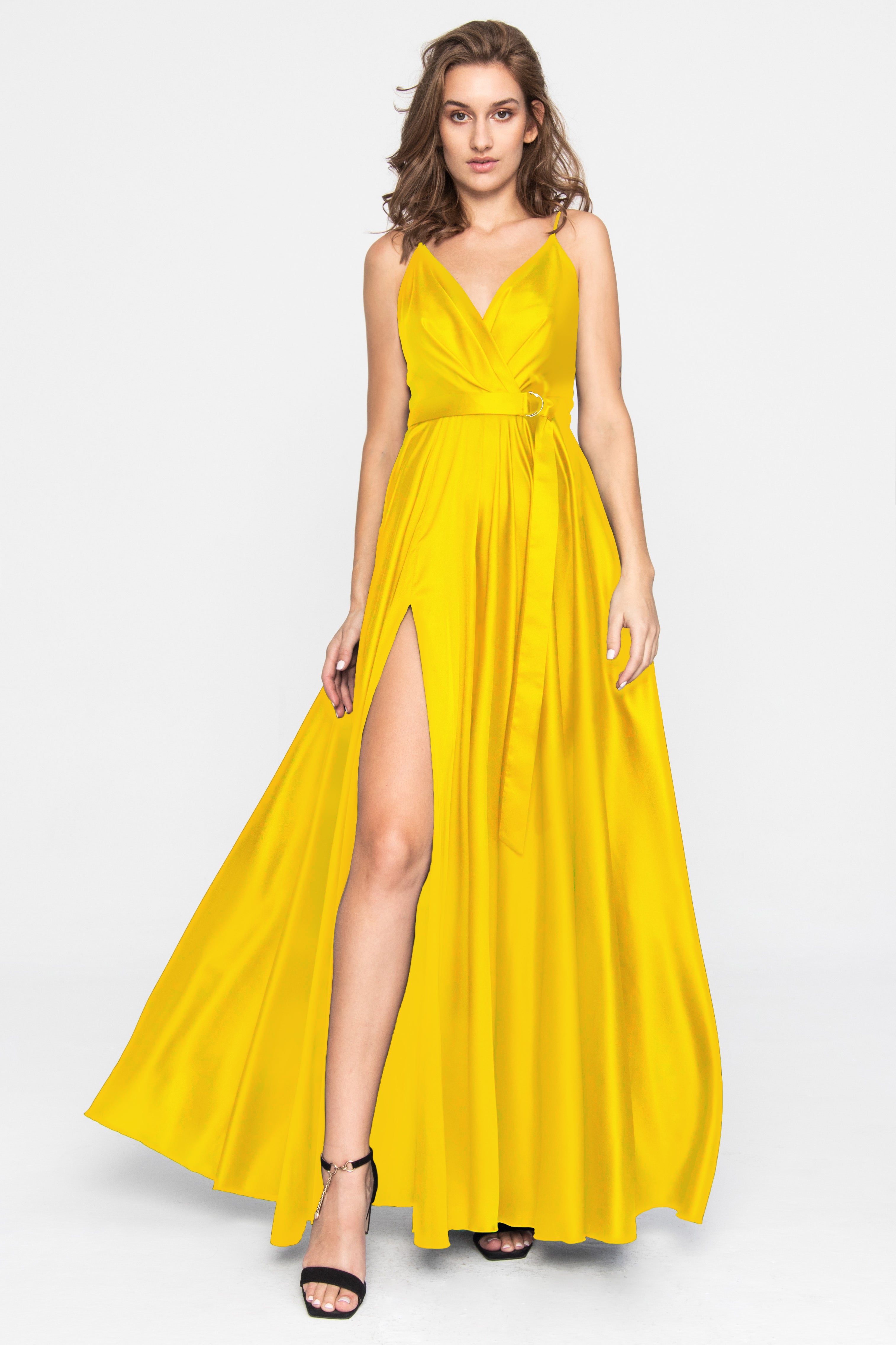 Satynowa długa sukienka w kolorze żółtym